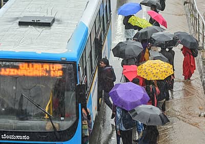 ಈಶಾನ್ಯ ಮಾನ್ಸೂನ್ ಆರಂಭವಾದ ಹಿನ್ನಲೆ ಬೆಂಗಳೂರು ನಗರದಲ್ಲಿ ಮಳೆ ಸುರಿದಿದ್ದು, ಕೆಲಸಕ್ಕೆ ಹೊರಟಿದ್ದ ಜನರು ಮೈಸೂರು ರಸ್ತೆಯಲ್ಲಿ ಕೊಡೆ ಹಿಡಿದು ಬಸ್ಸಿಗಾಗಿ ಕಾಯುತ್ತಿರುವ ದೃಶ್ಯ ಕಂಡುಬಂತು.