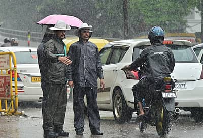 ಬೆಂಗಳೂರು ನಗರದಲ್ಲಿ   ಟ್ರಾಫಿಕ್ ಪೊಲೀಸ್ ಮಳೆಯಲ್ಲೇ ಕೆಲಸದಲ್ಲಿ ನಿರತನಾಗಿರುವ ದೃಶ್ಯ ಕಂಡುಬಂತು.