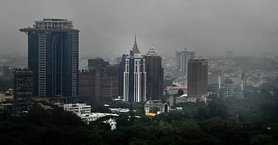 ಬೆಂಗಳೂರಿನಲ್ಲಿ  ಮೋಡ ಆವರಿಸಿದ್ದು ನಿರಂತರ ತುಂತುರು ಮಳೆ ಸುರಿಯಿತು.