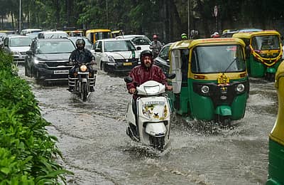 ಬೆಂಗಳೂರು ನಗರದಲ್ಲಿ  ಮಳೆ ಸುರಿದಿದ್ದು, ಕೆಲಸಕ್ಕೆ ಹೊರಟಿದ್ದ ವಾಹನ ಸವಾರರು ಶೇಷಾದ್ರಿ ರಸ್ತೆಯಲ್ಲಿ ಮಳೆಯ ನೀರಲ್ಲೇ ಸಾಗಿದ್ದು ಕಂಡುಬಂತು.