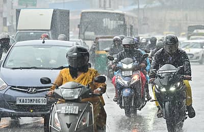 ಬೆಂಗಳೂರು ನಗರದಲ್ಲಿ  ಕೆಲಸಕ್ಕೆ ಹೊರಟಿದ್ದ ಜನರು ಬಾಲಗಂಗಾಧರನಾಥ ಮೇಲ್ಸೇತುವೆ ಬಳಿ ಮಳೆಯಲ್ಲೇ ಸಾಗಿದ ದೃಶ್ಯ ಕಂಡುಬಂತು.