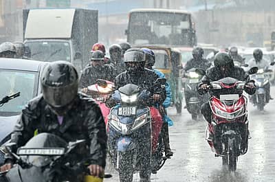 ಬೆಂಗಳೂರು ನಗರದಲ್ಲಿ ರಾತ್ರಿ ಮತ್ತು ಮಂಗಳವಾರ ಮಳೆ ಸುರಿದಿದ್ದು ಕೆಲಸಕ್ಕೆ ಹೊರಟಿದ್ದ ಜನರು ಬಾಲಗಂಗಾಧರನಾಥ ಮೇಲ್ಸೇತುವೆ ಬಳಿ ಮಳೆಯಲ್ಲೆ ಸಾಗಿದ ದೃಶ್ಯ ಕಂಡುಬಂತು.