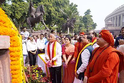 ವೀರರಾಣಿ ಕಿತ್ತೂರು ಚನ್ನಮ್ಮನವರ ಐತಿಹಾಸಿಕ 200ನೇ ವಿಜಯೋತ್ಸವದ ಅಂಗವಾಗಿ ನವದೆಹಲಿಯ ಸಂಸತ್ ಆವರಣದಲ್ಲಿರುವ ರಾಣಿ ಚನ್ನಮ್ಮ ಪ್ರತಿಮೆಗೆ ರೈಲ್ವೆ ಖಾತೆ ರಾಜ್ಯ ಸಚಿವ ವಿ.ಸೋಮಣ್ಣ, ಲೋಕಸಭಾಧ್ಯಕ್ಷ ಓಂಬಿರ್ಲಾ, ಕೇಂದ್ರ ಆಹಾರ ಸಚಿವ ಪ್ರಲ್ಹಾದ ಜೋಶಿ, ಜಯಮೃತ್ಯುಂಜಯ ಸ್ವಾಮೀಜಿ, ವಚನಾನಂದ ಸ್ವಾಮೀಜಿ ಮತ್ತಿತರರು ಬುಧವಾರ ಪುಷ್ಪನಮನ ಸಲ್ಲಿಸಿದರು. ವಿಧಾನಸಭೆಯ ವಿರೋಧ ಪಕ್ಷದ ಉಪನಾಯಕ ಅರವಿಂದ ಬೆಲ್ಲದ, ರಾಜ್ಯಸಭಾ ಸದಸ್ಯ ಈರಣ್ಣ ಕಡಾಡಿ, ಶಾಸಕ ಬಸವನಗೌಡ ಪಾಟೀಲ ಯತ್ನಾಳ ಇದ್ದರು.