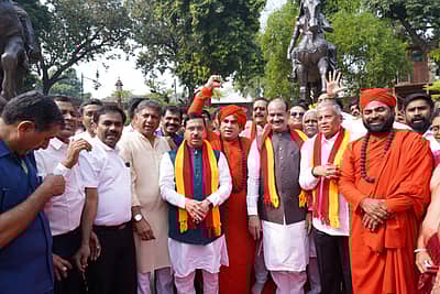 ವೀರರಾಣಿ ಕಿತ್ತೂರು ಚನ್ನಮ್ಮನವರ ಐತಿಹಾಸಿಕ 200ನೇ ವಿಜಯೋತ್ಸವದ ಅಂಗವಾಗಿ ನವದೆಹಲಿಯ ಸಂಸತ್ ಆವರಣದಲ್ಲಿರುವ ರಾಣಿ ಚನ್ನಮ್ಮ ಪ್ರತಿಮೆಗೆ ರೈಲ್ವೆ ಖಾತೆ ರಾಜ್ಯ ಸಚಿವ ವಿ.ಸೋಮಣ್ಣ, ಲೋಕಸಭಾಧ್ಯಕ್ಷ ಓಂಬಿರ್ಲಾ, ಕೇಂದ್ರ ಆಹಾರ ಸಚಿವ ಪ್ರಲ್ಹಾದ ಜೋಶಿ, ಜಯಮೃತ್ಯುಂಜಯ ಸ್ವಾಮೀಜಿ, ವಚನಾನಂದ ಸ್ವಾಮೀಜಿ ಮತ್ತಿತರರು ಬುಧವಾರ ಪುಷ್ಪನಮನ ಸಲ್ಲಿಸಿದರು. ವಿಧಾನಸಭೆಯ ವಿರೋಧ ಪಕ್ಷದ ಉಪನಾಯಕ ಅರವಿಂದ ಬೆಲ್ಲದ, ರಾಜ್ಯಸಭಾ ಸದಸ್ಯ ಈರಣ್ಣ ಕಡಾಡಿ, ಶಾಸಕ ಬಸವನಗೌಡ ಪಾಟೀಲ ಯತ್ನಾಳ ಇದ್ದರು.