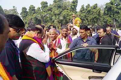 ವೀರರಾಣಿ ಕಿತ್ತೂರು ಚನ್ನಮ್ಮನವರ ಐತಿಹಾಸಿಕ 200ನೇ ವಿಜಯೋತ್ಸವದ ಅಂಗವಾಗಿ ನವದೆಹಲಿಯ ಸಂಸತ್ ಆವರಣದಲ್ಲಿರುವ ರಾಣಿ ಚನ್ನಮ್ಮ ಪ್ರತಿಮೆಗೆ ರೈಲ್ವೆ ಖಾತೆ ರಾಜ್ಯ ಸಚಿವ ವಿ.ಸೋಮಣ್ಣ, ಲೋಕಸಭಾಧ್ಯಕ್ಷ ಓಂಬಿರ್ಲಾ, ಕೇಂದ್ರ ಆಹಾರ ಸಚಿವ ಪ್ರಲ್ಹಾದ ಜೋಶಿ, ಜಯಮೃತ್ಯುಂಜಯ ಸ್ವಾಮೀಜಿ, ವಚನಾನಂದ ಸ್ವಾಮೀಜಿ ಮತ್ತಿತರರು ಬುಧವಾರ ಪುಷ್ಪನಮನ ಸಲ್ಲಿಸಿದರು. ವಿಧಾನಸಭೆಯ ವಿರೋಧ ಪಕ್ಷದ ಉಪನಾಯಕ ಅರವಿಂದ ಬೆಲ್ಲದ, ರಾಜ್ಯಸಭಾ ಸದಸ್ಯ ಈರಣ್ಣ ಕಡಾಡಿ, ಶಾಸಕ ಬಸವನಗೌಡ ಪಾಟೀಲ ಯತ್ನಾಳ ಇದ್ದರು.