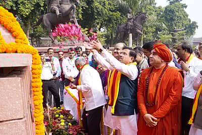 ವೀರರಾಣಿ ಕಿತ್ತೂರು ಚನ್ನಮ್ಮನವರ ಐತಿಹಾಸಿಕ 200ನೇ ವಿಜಯೋತ್ಸವದ ಅಂಗವಾಗಿ ನವದೆಹಲಿಯ ಸಂಸತ್ ಆವರಣದಲ್ಲಿರುವ ರಾಣಿ ಚನ್ನಮ್ಮ ಪ್ರತಿಮೆಗೆ ರೈಲ್ವೆ ಖಾತೆ ರಾಜ್ಯ ಸಚಿವ ವಿ.ಸೋಮಣ್ಣ, ಲೋಕಸಭಾಧ್ಯಕ್ಷ ಓಂಬಿರ್ಲಾ, ಕೇಂದ್ರ ಆಹಾರ ಸಚಿವ ಪ್ರಲ್ಹಾದ ಜೋಶಿ, ಜಯಮೃತ್ಯುಂಜಯ ಸ್ವಾಮೀಜಿ, ವಚನಾನಂದ ಸ್ವಾಮೀಜಿ ಮತ್ತಿತರರು ಬುಧವಾರ ಪುಷ್ಪನಮನ ಸಲ್ಲಿಸಿದರು. ವಿಧಾನಸಭೆಯ ವಿರೋಧ ಪಕ್ಷದ ಉಪನಾಯಕ ಅರವಿಂದ ಬೆಲ್ಲದ, ರಾಜ್ಯಸಭಾ ಸದಸ್ಯ ಈರಣ್ಣ ಕಡಾಡಿ, ಶಾಸಕ ಬಸವನಗೌಡ ಪಾಟೀಲ ಯತ್ನಾಳ ಇದ್ದರು.