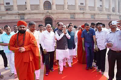 ವೀರರಾಣಿ ಕಿತ್ತೂರು ಚನ್ನಮ್ಮನವರ ಐತಿಹಾಸಿಕ 200ನೇ ವಿಜಯೋತ್ಸವದ ಅಂಗವಾಗಿ ನವದೆಹಲಿಯ ಸಂಸತ್ ಆವರಣದಲ್ಲಿರುವ ರಾಣಿ ಚನ್ನಮ್ಮ ಪ್ರತಿಮೆಗೆ ರೈಲ್ವೆ ಖಾತೆ ರಾಜ್ಯ ಸಚಿವ ವಿ.ಸೋಮಣ್ಣ, ಲೋಕಸಭಾಧ್ಯಕ್ಷ ಓಂಬಿರ್ಲಾ, ಕೇಂದ್ರ ಆಹಾರ ಸಚಿವ ಪ್ರಲ್ಹಾದ ಜೋಶಿ, ಜಯಮೃತ್ಯುಂಜಯ ಸ್ವಾಮೀಜಿ, ವಚನಾನಂದ ಸ್ವಾಮೀಜಿ ಮತ್ತಿತರರು ಬುಧವಾರ ಪುಷ್ಪನಮನ ಸಲ್ಲಿಸಿದರು. ವಿಧಾನಸಭೆಯ ವಿರೋಧ ಪಕ್ಷದ ಉಪನಾಯಕ ಅರವಿಂದ ಬೆಲ್ಲದ, ರಾಜ್ಯಸಭಾ ಸದಸ್ಯ ಈರಣ್ಣ ಕಡಾಡಿ, ಶಾಸಕ ಬಸವನಗೌಡ ಪಾಟೀಲ ಯತ್ನಾಳ ಇದ್ದರು.