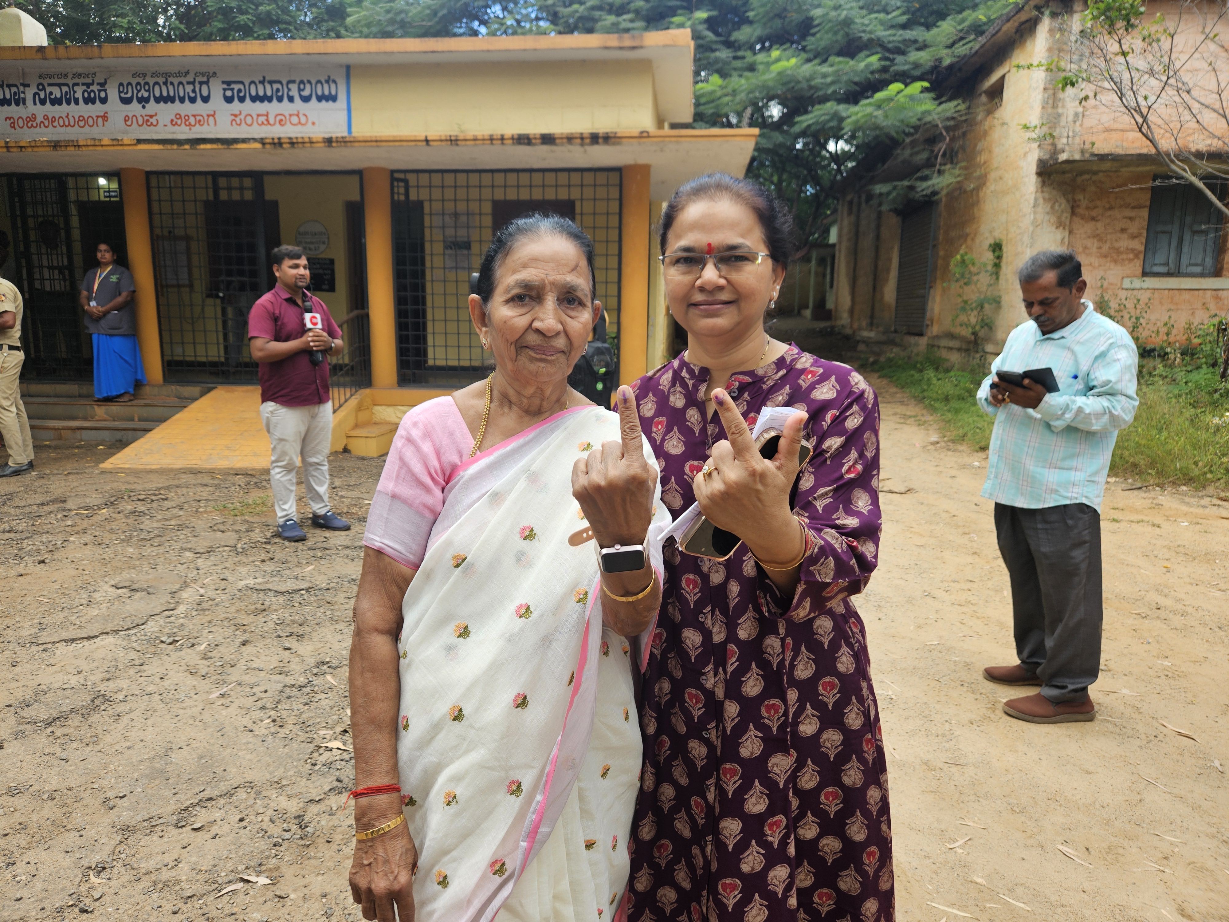 ಸಂಡೂರು ಪಟ್ಟಣದ ಬೂತ್-67 ರಲ್ಲಿ ಸಚಿವ ಸಂತೋಷ್ ಲಾಡ್ ತಾಯಿ ಶೈಲಜಾ ಎಸ್.ಲಾಡ್ , ಸಹೋದರಿ ಸುಜಾತಾ ಲಾಡ್ ಮತದಾನ