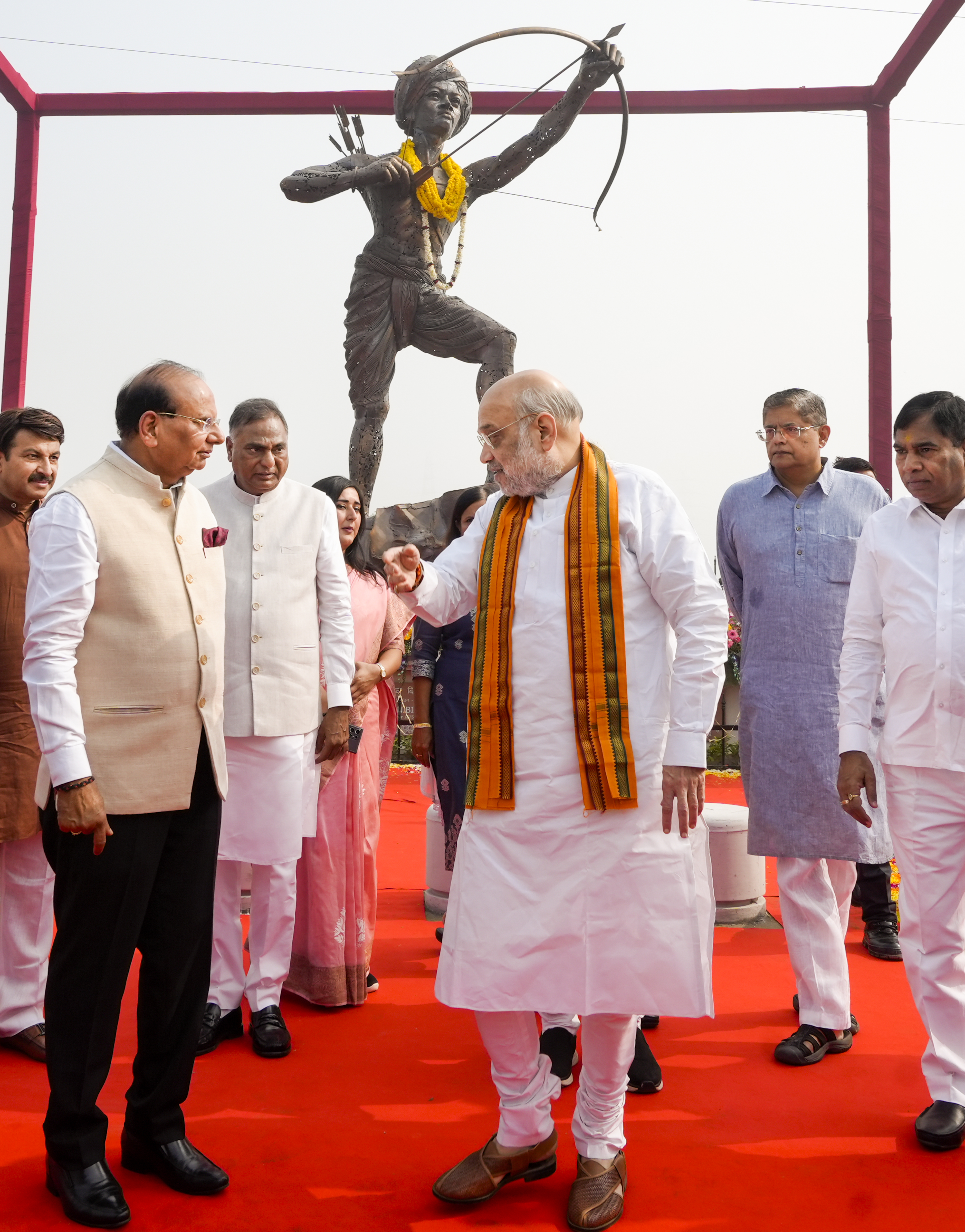 ಆದಿವಾಸಿ ನಾಯಕ ಬಿರ್ಸಾ ಮುಂಡಾ ಅವರ 150ನೇ ಜನ್ಮದಿನದ ಅಂಗವಾಗಿ ಕೇಂದ್ರ ಗೃಹ ಸಚಿವ ಅಮಿತ್ ಶಾ ಮತ್ತು ದೆಹಲಿಯ ಲೆಫ್ಟಿನೆಂಟ್ ಗವರ್ನರ್ ವಿನಯ್ ಕುಮಾರ್ ಸಕ್ಸೇನಾ ಅವರು ಶುಕ್ರವಾರ ದೆಹಲಿಯ ರಿಂಗ್ ರೋಡ್ನಲ್ಲಿರುವ ಬಾನ್ಸೆರಾ ಪಾರ್ಕ್ನ ಪ್ರವೇಶದ್ವಾರದಲ್ಲಿ ಮುಂಡಾ ಅವರ ಪ್ರತಿಮೆಯನ್ನು ಅನಾವರಣಗೊಳಿಸಿದರು ಪಿಟಿಐ ಚಿತ್ರ –––––––