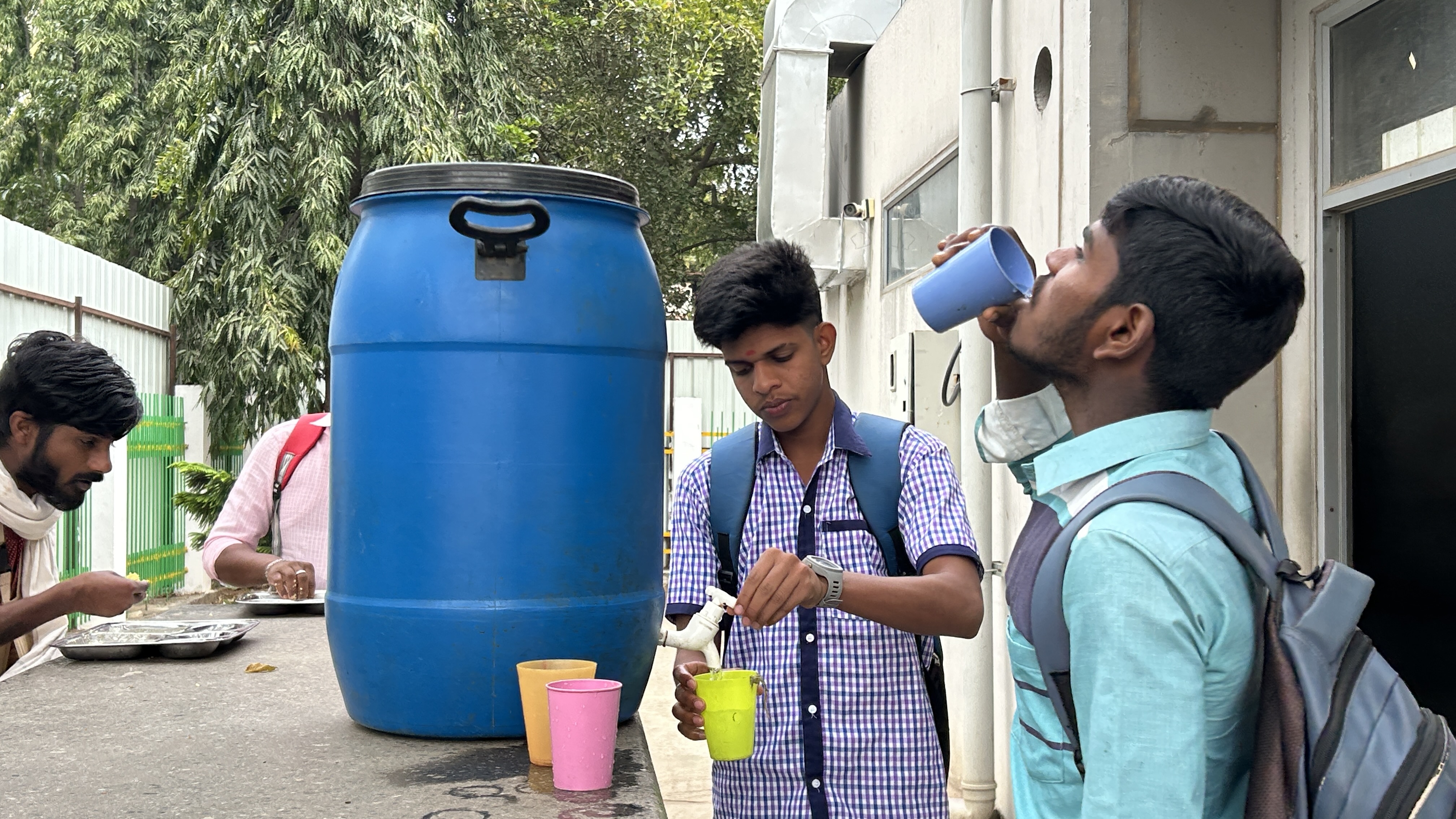 ಪ್ರವಾಸಿ ಮಂದಿರದ ಕ್ಯಾಂಟೀನ್ನಲ್ಲಿ ಕ್ಯಾನ್ ನೀರು ಕುಡಿಯುತ್ತಿರುವ ವಿದ್ಯಾರ್ಥಿಗಳು
