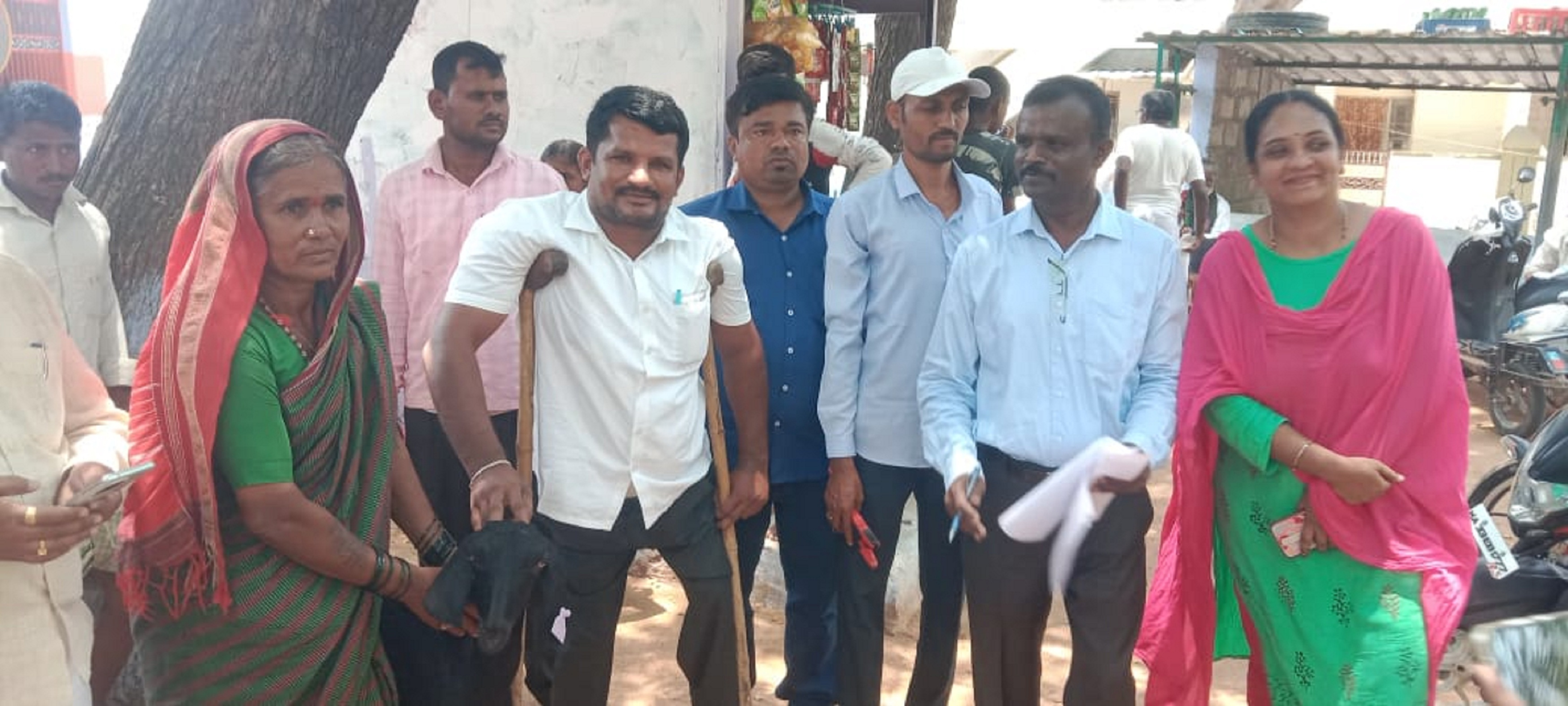 ಸುರಪುರದಲ್ಲಿ ಈಚೆಗೆ ಎಪಿಡಿ ಸಂಸ್ಥೆಯವರು ಅಂಗವಿಕಲರಿಗೆ ಸ್ವಾವಲಂಬನೆಗಾಗಿ ಮೇಕೆಗಳನ್ನು ವಿತರಿಸಿದರು