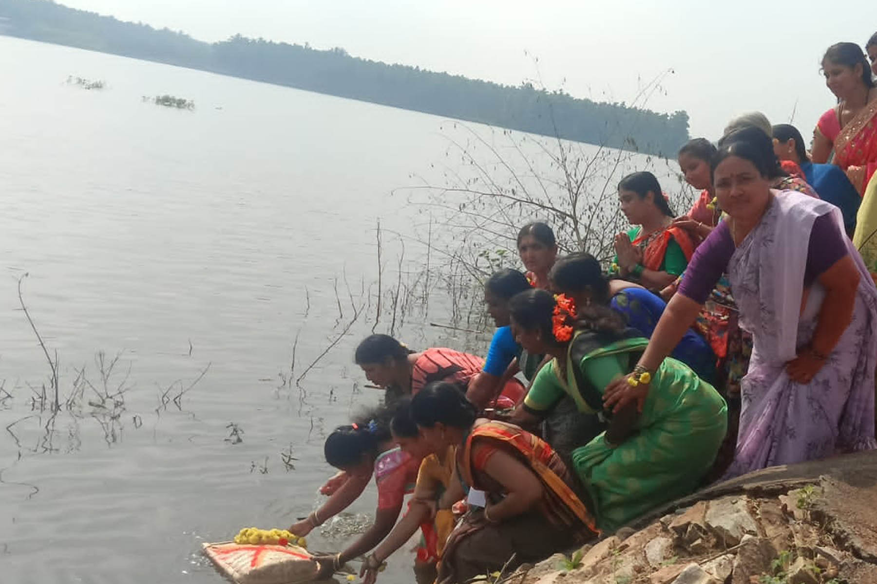 ಚನ್ನಗಿರಿ ತಾಲ್ಲೂಕು ಆಗರಬನ್ನಿಹಟ್ಟಿ ಗ್ರಾಮದ ಕೆರೆಯ ಹೂಳನ್ನು ಧರ್ಮಸ್ಥಳ ಗ್ರಾಮಾಭಿವೃದ್ಧಿ ಯೋಜನಾ ಸಂಘದಿಂದ ಎತ್ತಿದ್ದು ಈ ಬಾರಿ ಬಿದ್ದ ಮಳೆಗೆ ತುಂಬಿರುವುದರಿಂದ ಗ್ರಾಮದ ಮಹಿಳೆಯರು ಬಾಗಿನ ಅರ್ಪಿಸಿದರು