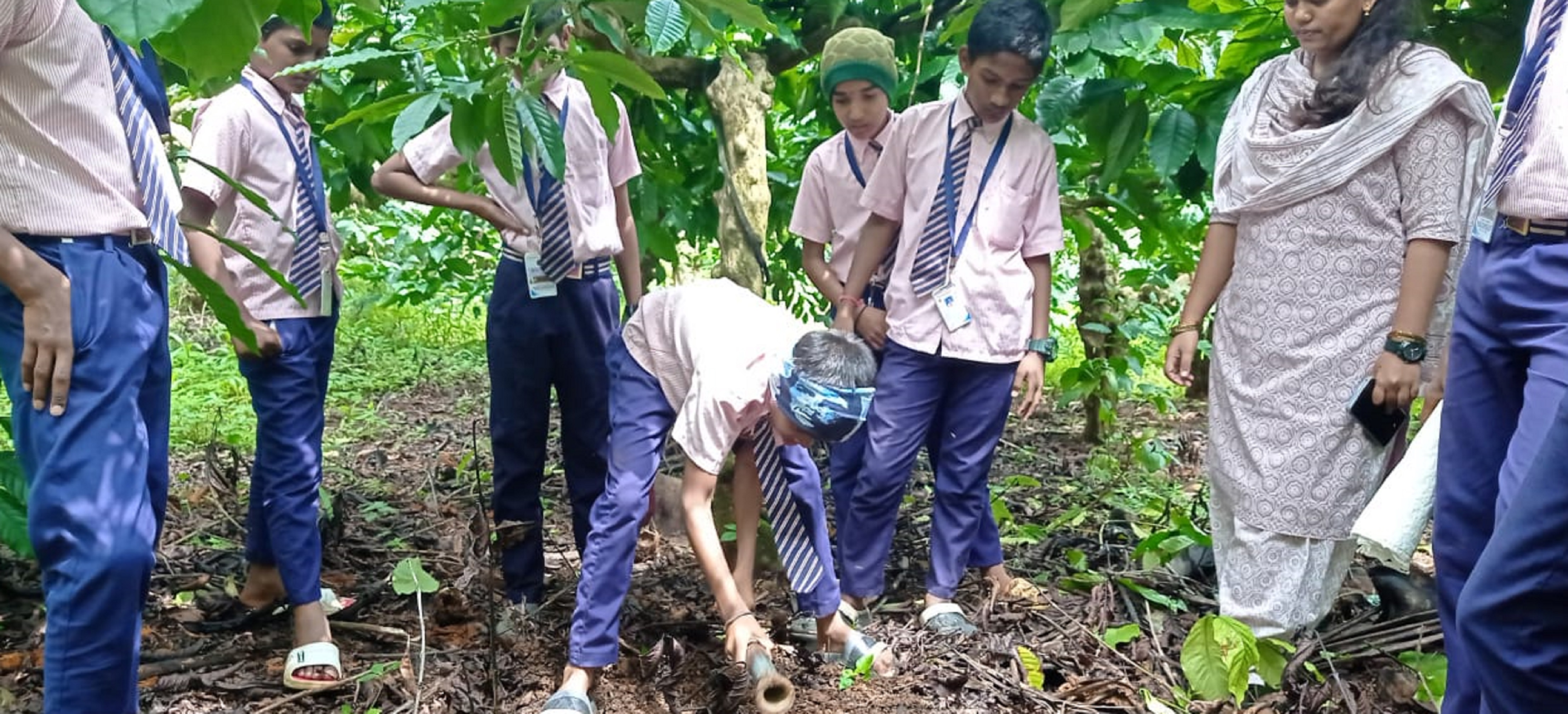 ಕೃಷಿ ಇಲಾಖೆಯ ಶಾಲಾ ಮಣ್ಣು ಪರೀಕ್ಷಾ ಯೋಜನೆಯ ಅಂಗವಾಗಿ ವಿರಾಜಪೇಟೆ ತಾಲ್ಲೂಕಿನ ಬಾಳಗೂಡುವಿನ ಏಕಲವ್ಯ ಮಾದರಿ ವಸತಿ ಶಾಲೆಯ ವಿದ್ಯಾರ್ಥಿಗಳು ರೈತರ ಜಮೀನುಗಳಿಗೆ ತೆರಳಿ ಪರೀಕ್ಷೆಗೆಂದು ಮಣ್ಣು ತೆಗೆಯುವ ವಿಧಾನವನ್ನು ಪ್ರಾಯೋಗಿಕವಾಗಿ ಕಲಿತರು