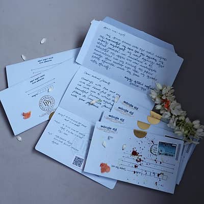 ಇನ್ನು ಮದುವೆ ಆಮಂತ್ರಣ ಪತ್ರಿಕೆಯನ್ನು ಕೂಡ ತುಂಬಾ ವಿಭಿನ್ನವಾಗಿ ಮಾಡಿಸಿದ್ದಾರೆ. ತಾವು ಎಲ್ಲಿದ್ದರೂ ಜಗದ ಯಾವ ಮೂಲೆಯಲ್ಲಿದ್ದರೂ ಕುಟುಂಬ ಸಮೇತರಾಗಿ ಬಂದು ನಮ್ಮ ಸಮಾಗಮಕ್ಕೆ ನೀವು ಆಶೀರ್ವಾದ ಮಾಡಬೇಕು. ಪ್ರೇಮದ ಭರವಸೆಯೇ ಬಾಳಿನ ಬೆಳಕು. ನಮ್ಮ ಪ್ರೀತಿ ದೀಪದ ಪ್ರಕಾಶಕ್ಕೆ ಸಾಕ್ಷಿಯಾಗಬೇಕು ಎಂಬುದು ನಮ್ಮ ಆಶಯ. ಮತ್ತೆಲ್ಲಾ ಕ್ಷೇಮವಷ್ಟೇ.. ನಿಮ್ಮನ್ನು ಸ್ವಾಗತಿಸುವ ನಿರೀಕ್ಷೆಯಲ್ಲಿ ಧನಂಜಯ-ಧನ್ಯತಾ ಎಂದು ಲಗ್ನ ಪತ್ರಿಕೆಯಲ್ಲಿ ಬರೆಯಲಾಗಿದೆ.