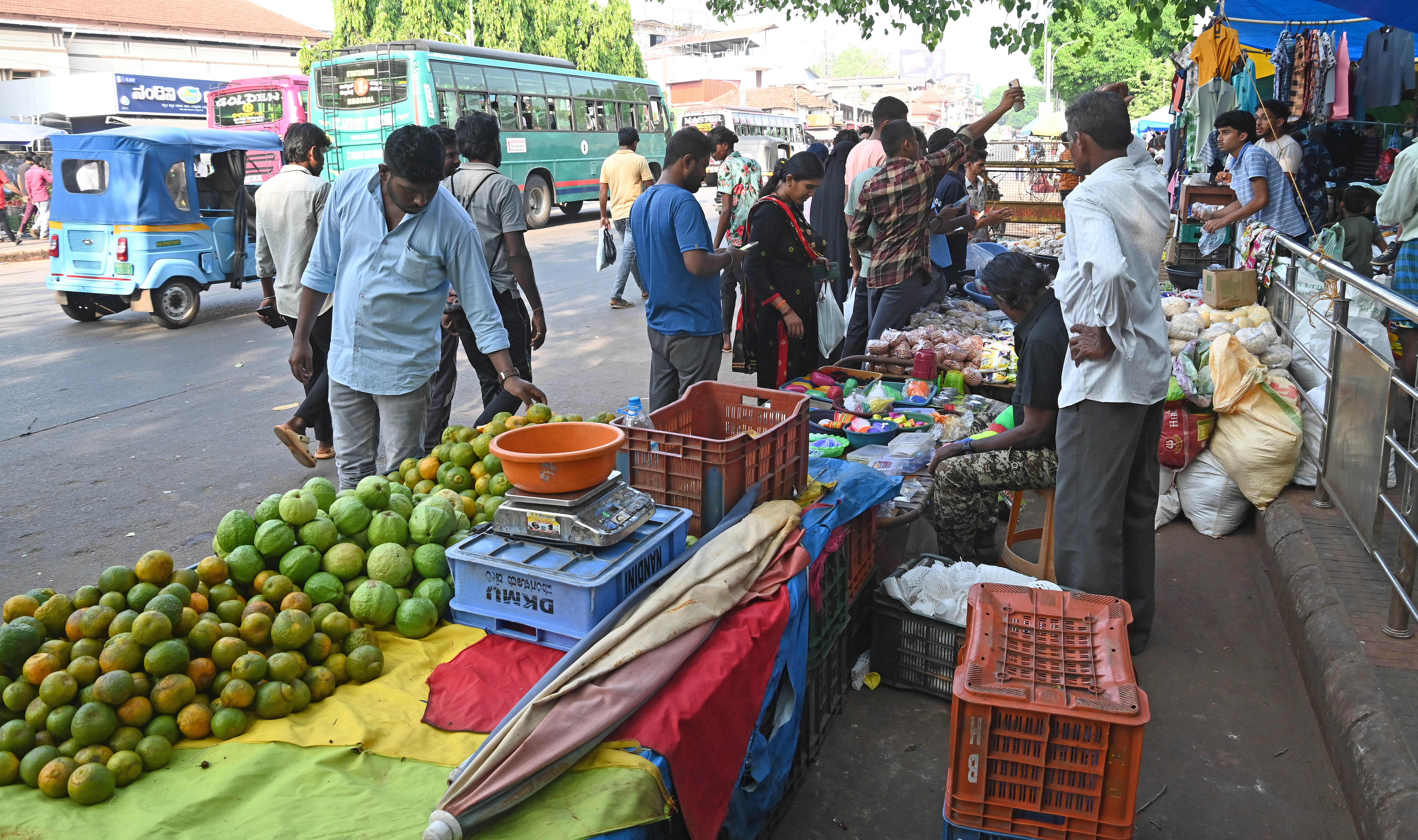 ಮಂಗಳೂರಿನ ಸ್ಟೇಟ್ ಬ್ಯಾಂಕ್ ಬಳಿ ಬೀದಿಬದಿ ವ್ಯಾಪಾರದ ಭರಾಟೆ : ಪ್ರಜಾವಾಣಿ ಚಿತ್ರ