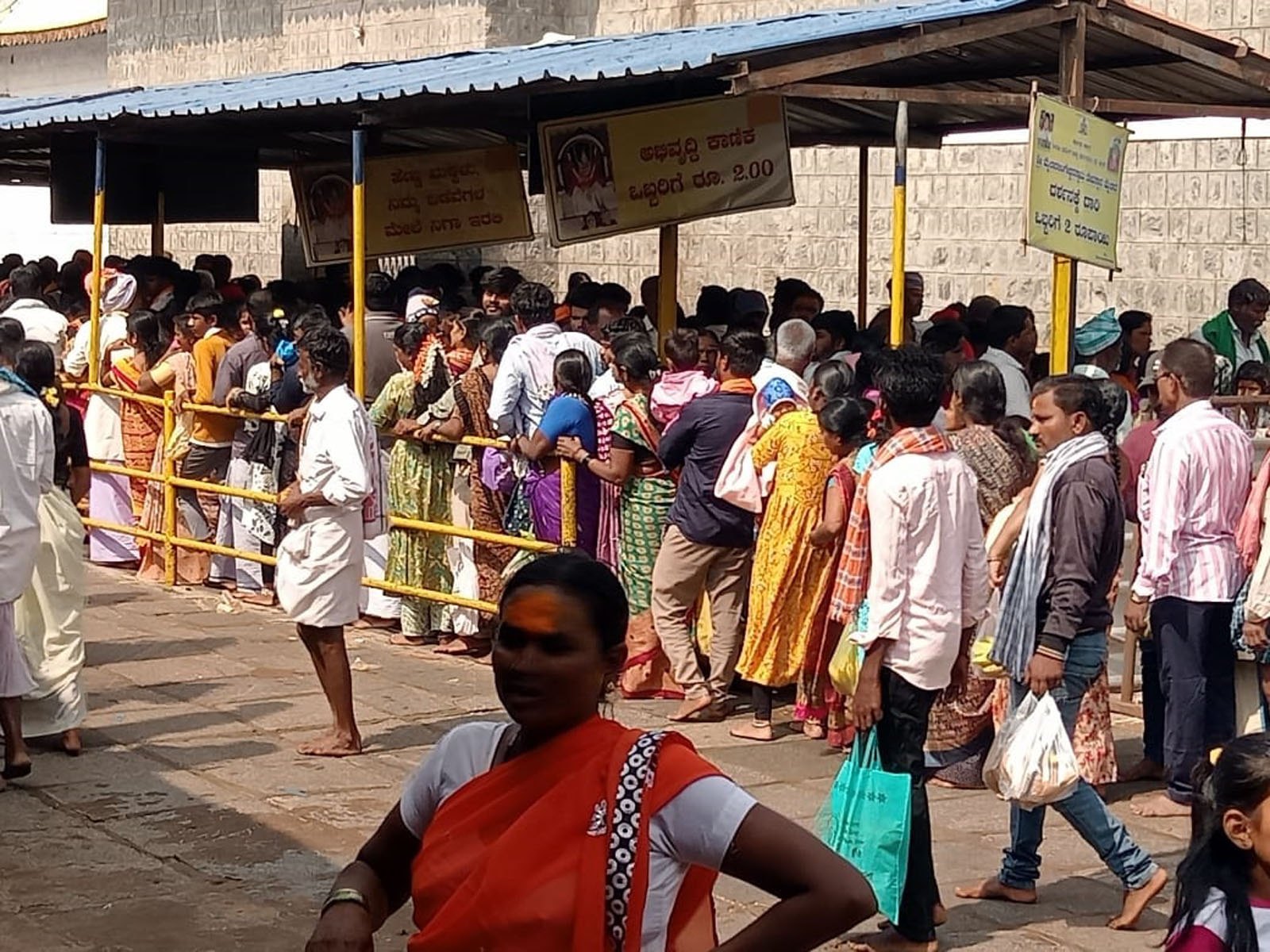 ಮೈಲಾರಲಿಂಗೇಶ್ವರ ಸ್ವಾಮಿ ದರ್ಶನಕ್ಕೆ ಭಕ್ತರ ನೂಕುನುಗ್ಗಲು