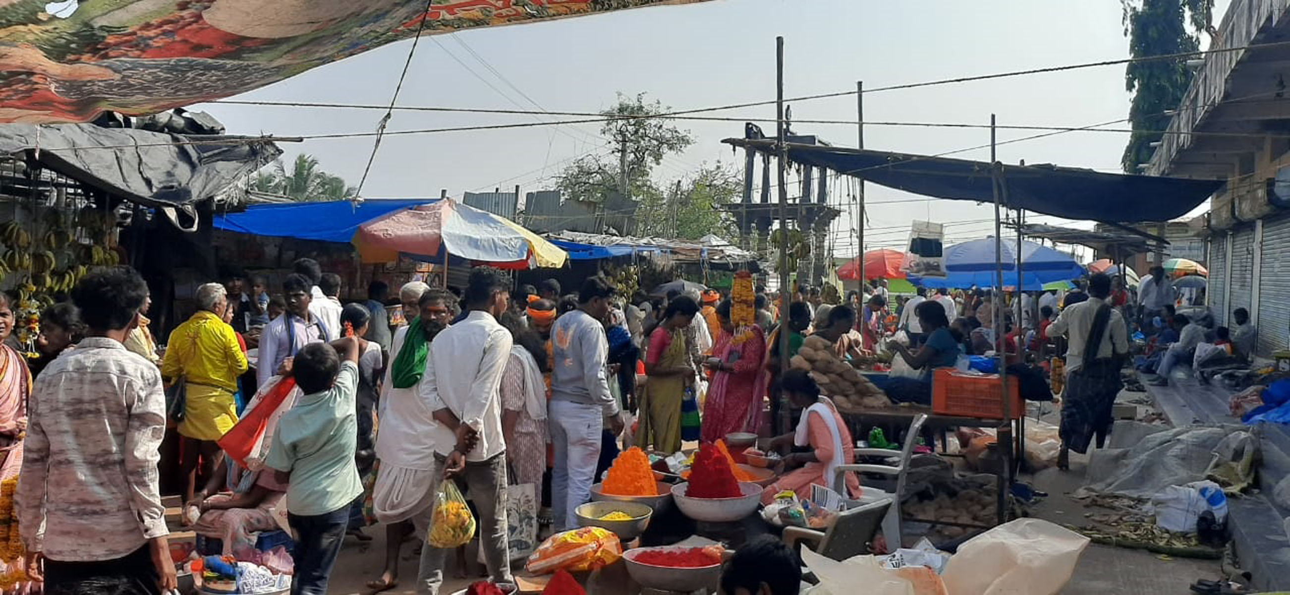ದೇವಸ್ಥಾನ ಮುಂಭಾಗ ಇಕ್ಕಟ್ಟಾದ ರಸ್ತೆಯಲ್ಲೇ ವ್ಯಾಪಾರ ಚಟುವಟಿಕೆ