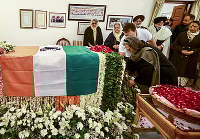 ಮನಮೋಹನ ಸಿಂಗ್ ಅವರಿಗೆ ಅಂತಿಮ ನಮನ ಸಲ್ಲಿಸಿದ ಲೋಕಸಭೆಯ ವಿರೋಧ ಪಕ್ಷದ ನಾಯಕ ರಾಹುಲ್ ಗಾಂಧಿ, ಕಾಂಗ್ರೆಸ್ ಸಂಸದೀಯ ಪಕ್ಷದ ಅಧ್ಯಕ್ಷೆ ಸೋನಿಯಾ ಗಾಂಧಿ