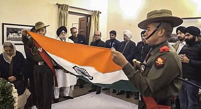 ಮಾಜಿ ಪ್ರಧಾನಿ ಮನಮೋಹನ ಸಿಂಗ್ ಅವರ ಪಾರ್ಥಿವ ಶರೀರದ ಮೇಲೆ ರಾಷ್ಟ್ರ ಧ್ವಜವನ್ನು ಹೊದಿಸುತ್ತಿರುವ ಸೇನಾ ಸಿಬ್ಬಂದಿ.