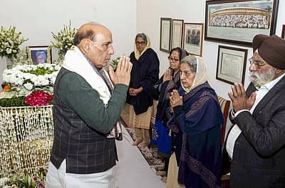 ಮನಮೋಹನ ಸಿಂಗ್ ಅವರಿಗೆ ಅಂತಿಮ ನಮನ ಸಲ್ಲಿಸಿದ ರಕ್ಷಣಾ ಸಚಿವ ರಾಜನಾಥ್ ಸಿಂಗ್