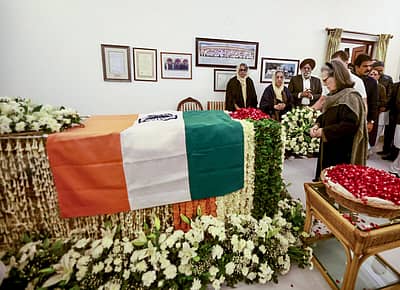 ಮನಮೋಹನ ಸಿಂಗ್ ಅವರಿಗೆ ಅಂತಿಮ ನಮನ ಸಲ್ಲಿಸಿದ ಕಾಂಗ್ರೆಸ್ ಸಂಸದೀಯ ಪಕ್ಷದ ಅಧ್ಯಕ್ಷೆ ಸೋನಿಯಾ ಗಾಂಧಿ