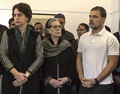 ಮನಮೋಹನ ಸಿಂಗ್ ಅವರಿಗೆ ಅಂತಿಮ ನಮನ ಸಲ್ಲಿಸಿದ ಲೋಕಸಭೆಯ ವಿರೋಧ ಪಕ್ಷದ ನಾಯಕ ರಾಹುಲ್ ಗಾಂಧಿ, ಕಾಂಗ್ರೆಸ್ ಸಂಸದೀಯ ಪಕ್ಷದ ಅಧ್ಯಕ್ಷೆ ಸೋನಿಯಾ ಗಾಂಧಿ ಹಾಗೂ ಸಂಸದೆ ಪ್ರಿಯಾಂಕಾ ಗಾಂಧಿ ವಾದ್ರಾ.