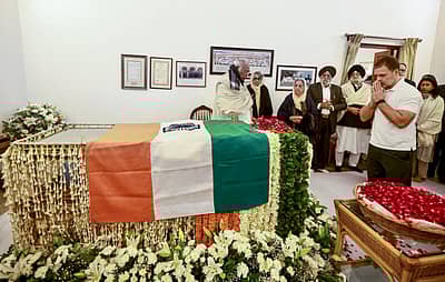 ಮನಮೋಹನ ಸಿಂಗ್ ಅವರಿಗೆ ಅಂತಿಮ ನಮನ ಸಲ್ಲಿಸಿದ ಲೋಕಸಭೆಯ ವಿರೋಧ ಪಕ್ಷದ ನಾಯಕ ರಾಹುಲ್ ಗಾಂಧಿ