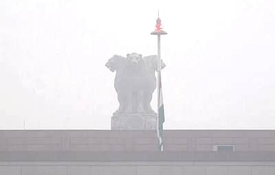 ರಾಷ್ಟ್ರೀಯ ಶೋಕಾಚರಣೆಯ ಹಿನ್ನೆಲೆ ಸಂಸತ್ ಭವನದಲ್ಲಿ ರಾಷ್ಟ್ರಧ್ವಜವನ್ನು ಅರ್ಧಕ್ಕೆ ಇಳಿಸಲಾಗಿದೆ.