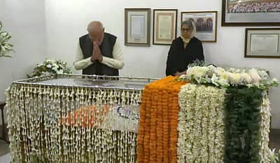 ಮಾಜಿ ಪ್ರಧಾನಿ ಮನಮೋಹನ ಸಿಂಗ್ ಅವರ ದೆಹಲಿಯ ನಿವಾಸದಲ್ಲಿ ಪ್ರಧಾನಿ ನರೇಂದ್ರ ಮೋದಿ ಅವರು ಅಂತಿಮ ನಮನ ಸಲ್ಲಿಸಿದರು.