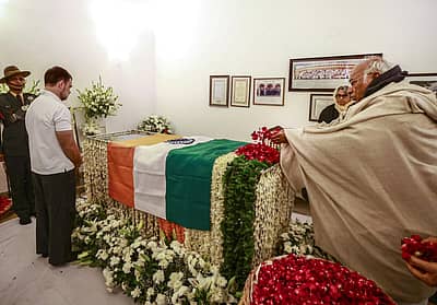 ಮನಮೋಹನ ಸಿಂಗ್ ಅವರಿಗೆ ಅಂತಿಮ ನಮನ ಸಲ್ಲಿಸಿದ ಮಲ್ಲಿಕಾರ್ಜುನ ಖರ್ಗೆ