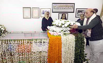 ಮನಮೋಹನ ಸಿಂಗ್ ಅವರಿಗೆ ಅಂತಿಮ ನಮನ ಸಲ್ಲಿಸಿದ ರಕ್ಷಣಾ ಸಚಿವ ರಾಜನಾಥ್ ಸಿಂಗ್