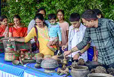 ಬೆಂಗಳೂರಿನ ಅರಮನೆ ಮೈದಾನದಲ್ಲಿ ಶನಿವಾರ ಅಖಿಲ ಹವ್ಯಕ ಮಹಾಸಭಾ ಆಯೋಜಿಸಿದ ತೃತೀಯ ವಿಶ್ವ ಹವ್ಯಕ ಸಮ್ಮೇಳನದದ ಎರಡನೇ ದಿನದ ಸಾಕ್ಷಾತ್ಕಾರ ಸಭೆ ಸಮಾರಂಭದಲ್ಲಿ ಜನರು ಸಾಂಪ್ರದಾಯಕ ಮಳೆಗೆಯಲ್ಲಿ ವಿವಿಧ ಗೃಹಉಪಯೋಗಿ ವಸ್ತುಗಳನ್ನು ಕುತೂಹಲದಿಂದ ವೀಕ್ಷಿಸಿದರು.