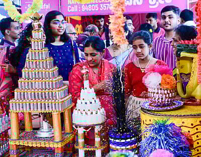 ಬೆಂಗಳೂರಿನ ಅರಮನೆ ಮೈದಾನದಲ್ಲಿ ಶನಿವಾರ ಅಖಿಲ ಹವ್ಯಕ ಮಹಾಸಭಾ ಆಯೋಜಿಸಿದ ತೃತೀಯ ವಿಶ್ವ ಹವ್ಯಕ ಸಮ್ಮೇಳನದದ ಎರಡನೇ ದಿನದದಲ್ಲಿ ಮಳಿಗೆಗಳಿಗೆ ಭೇಟಿ ನೀಡಿದ ಜನರು.