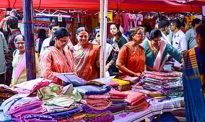 ಬೆಂಗಳೂರಿನ ಅರಮನೆ ಮೈದಾನದಲ್ಲಿ ಶನಿವಾರ ಅಖಿಲ ಹವ್ಯಕ ಮಹಾಸಭಾ ಆಯೋಜಿಸಿದ ತೃತೀಯ ವಿಶ್ವ ಹವ್ಯಕ ಸಮ್ಮೇಳನದದ ಎರಡನೇ ದಿನದದಲ್ಲಿ ಮಳಿಗೆಗಳಿಗೆ ಭೇಟಿ ನೀಡಿದ ಜನರು.