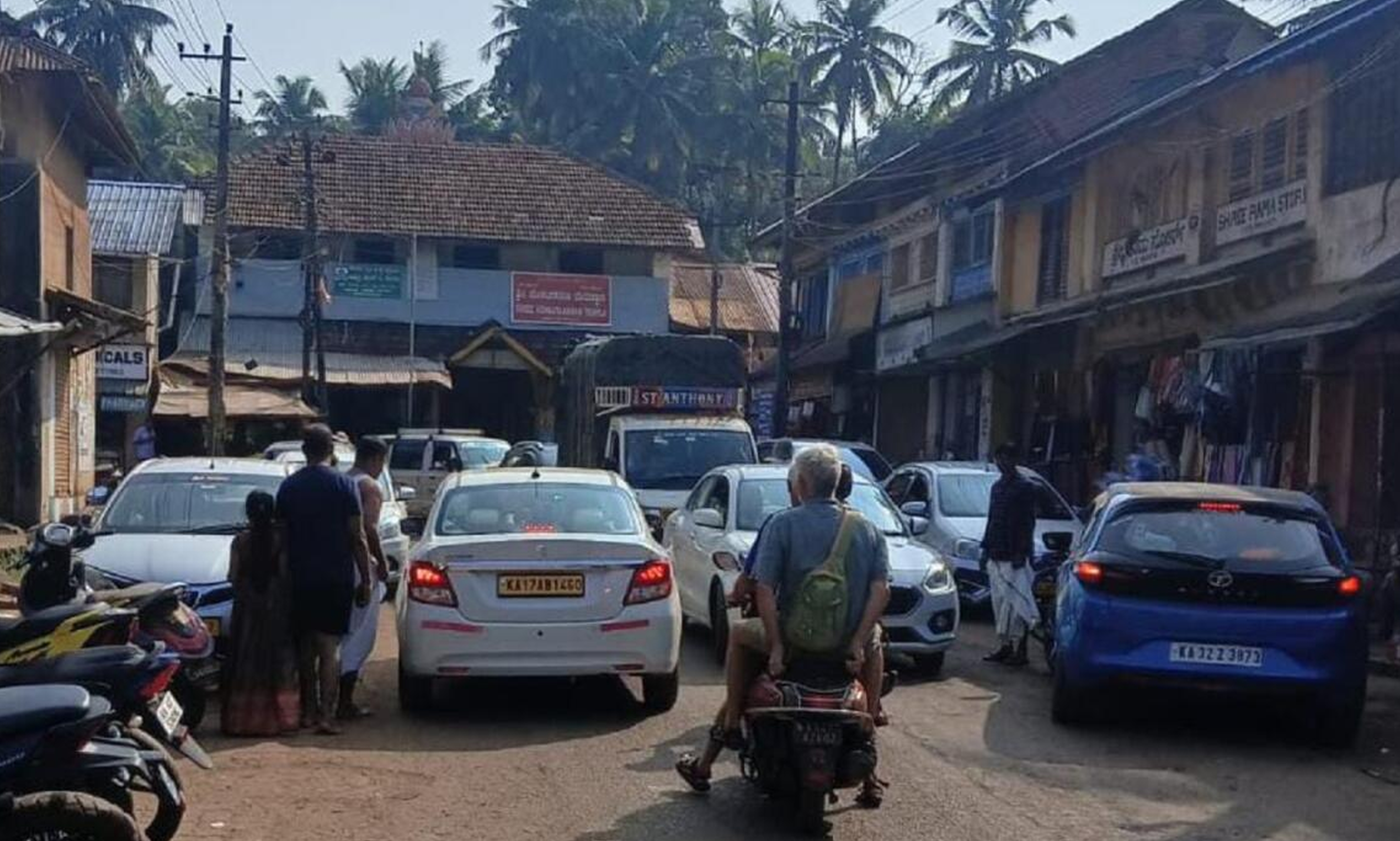 ಗೋಕರ್ಣದ ರಥಬೀದಿಯಲ್ಲಿ ಪ್ರವಾಸಿಗರ ವಾಹನಗಳ ಓಡಾಟದಿಂದ ಸಂಚಾರ ದಟ್ಟಣೆ ಉಂಟಾಗಿರುವುದು