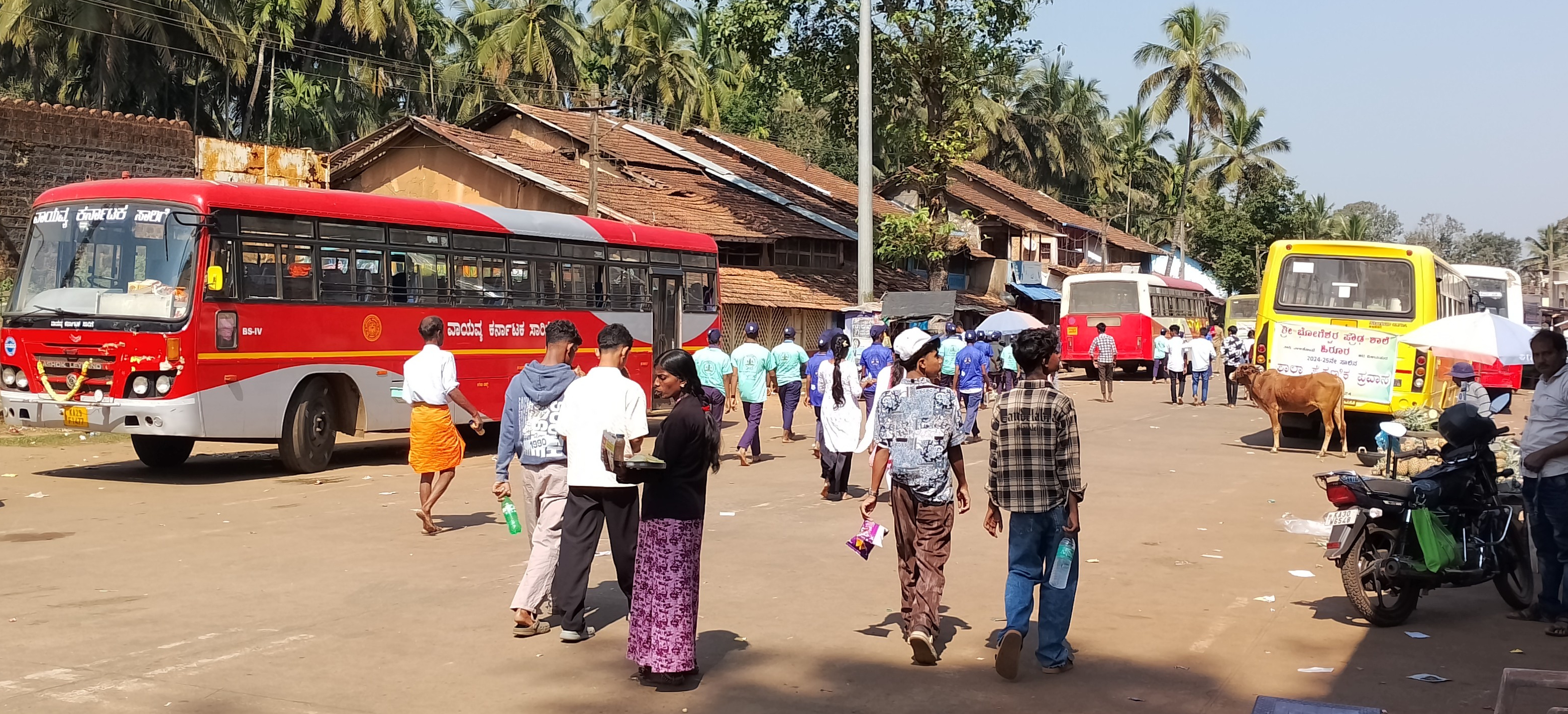 ಶಿರಸಿ ತಾಲ್ಲೂಕಿನ ಬನವಾಸಿಗೆ ಬಸ್ಗಳ ಮೂಲಕ ಬಂದಿಳಿದಿರುವ ಪ್ರವಾಸಿಗರು