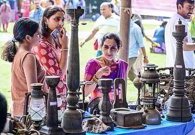 ಬೆಂಗಳೂರಿನ ಅರಮನೆ ಮೈದಾನದಲ್ಲಿ ಶನಿವಾರ ಅಖಿಲ ಹವ್ಯಕ ಮಹಾಸಭಾ ಆಯೋಜಿಸಿದ ತೃತೀಯ ವಿಶ್ವ ಹವ್ಯಕ ಸಮ್ಮೇಳನದದ ಎರಡನೇ ದಿನದ ಸಾಕ್ಷಾತ್ಕಾರ ಸಭೆ ಸಮಾರಂಭದಲ್ಲಿ ಜನರು ಸಾಂಪ್ರದಾಯಕ ಮಳೆಗೆಯಲ್ಲಿ ವಿವಿಧ ಗೃಹಉಪಯೋಗಿ ವಸ್ತುಗಳನ್ನು ಕುತೂಹಲದಿಂದ ವೀಕ್ಷಿಸಿದರು.