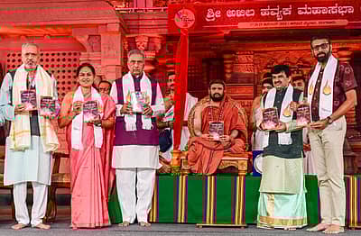 ಬೆಂಗಳೂರಿನ ಅರಮನೆ ಮೈದಾನದಲ್ಲಿ ಶನಿವಾರ ಅಖಿಲ ಹವ್ಯಕ ಮಹಾಸಭಾ ಆಯೋಜಿಸಿದ ತೃತೀಯ ವಿಶ್ವ ಹವ್ಯಕ ಸಮ್ಮೇಳನದ ಎರಡನೇ ದಿನದ ಸಾಕ್ಷಾತ್ಕಾರ ಸಭೆಯ ಸಮಾರಂಭದಲ್ಲಿ ‘ಸಾಕ್ಷಾತ್ಕಾರ’ ಕೃತಿಯನ್ನು ಶ್ರೀಮನ್ನೆಲೆಮಾವು ಮಠದ ಶ್ರೀ ಮಾಧವಾನಂದ ಭಾರತೀ ಮಹಾಸ್ವಾಮಿಗಳು ಬಿಡುಗಡೆ ಮಾಡಿದರು. ಗೌರವಾಧ್ಯಕ್ಷ ವಿಶ್ವೇಶ್ವರ ಹೆಗಡೆ ಕಾಗೇರಿ, ಕೇಂದ್ರ ಸಚಿವೆ ಶೋಭಾ ಕರಂದ್ಲಾಜೆ, ವಿಧಾನ ಪರಿಷತ್ ಸಭಾಪತಿ ಬಸವರಾಜ ಹೊರಟ್ಟಿ, ಸಮ್ಮೇಳನದ ಅಧ್ಯಕ್ಷ ಡಾ.ಗಿರಿಧರ ಕಜೆ ಮತ್ತು ಉದಯವಾಣಿ ಸಂಪಾದಕ ರವಿಶಂಕರ್ ಕೆ. ಭಟ್ ಉಪಸ್ಥಿತರಿದ್ದರು.