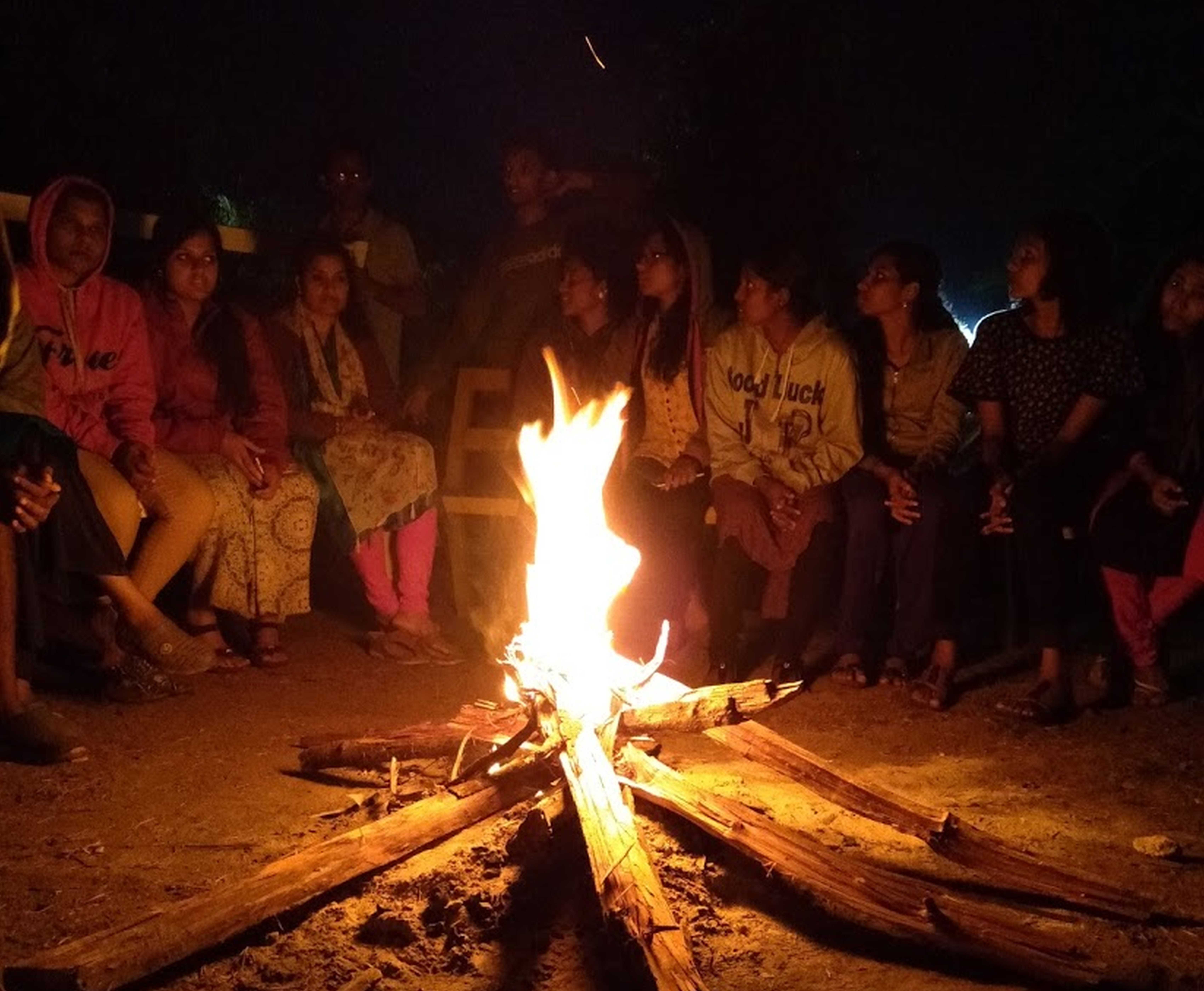 ದಾಂಡೇಲಿಯ ರೆಸಾರ್ಟ್ ಒಂದರಲ್ಲಿ ಪ್ರವಾಸಿಗರು ಫೈರ್ ಕ್ಯಾಂಪ್ ಹಾಕಿ ಕುಳಿತಿದ್ದರು