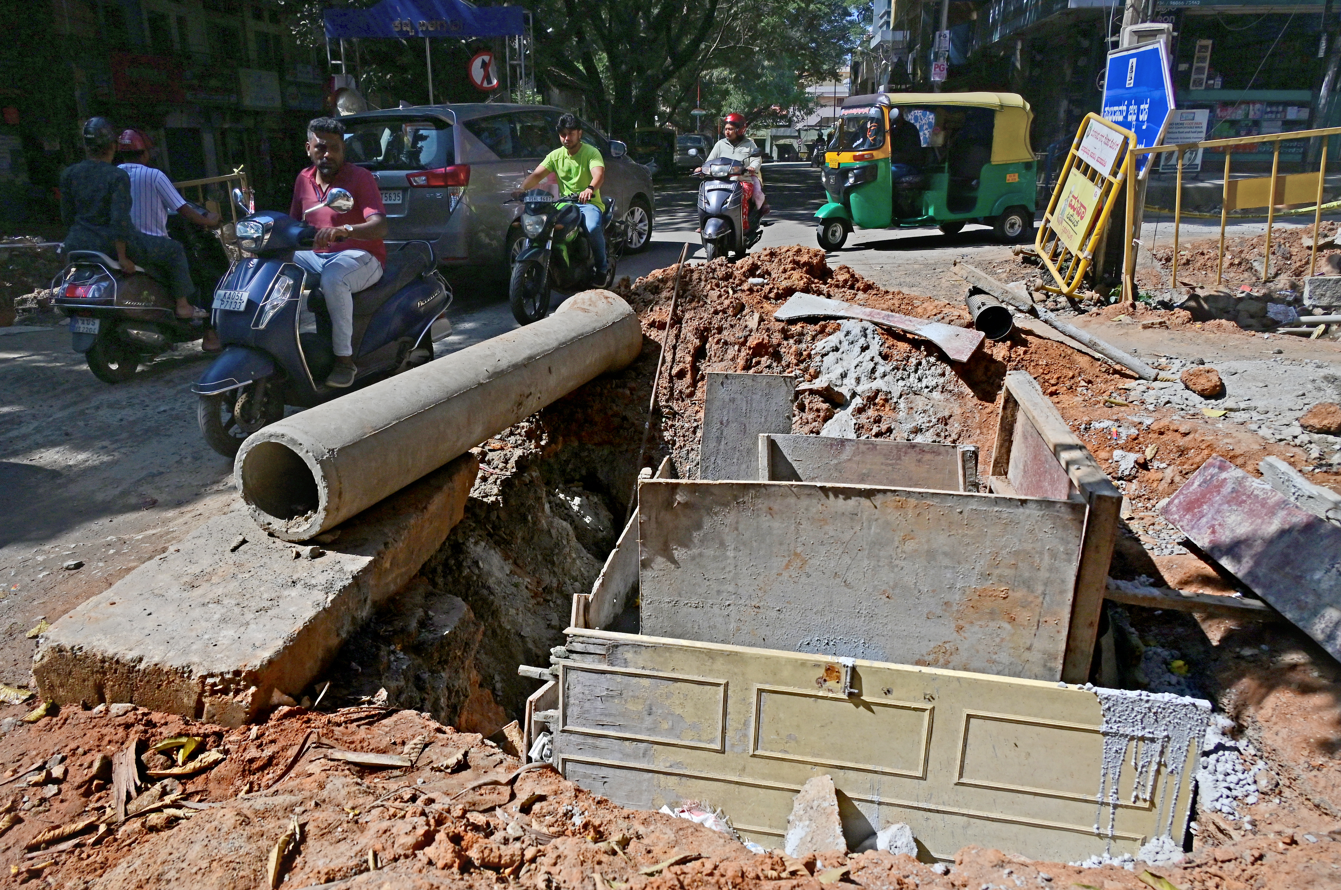 ನಗರದ ಎನ್.ಆರ್. ಕಾಲೊನಿಯಲ್ಲಿ ಕಟ್ಟೆ ಭವನ ರಸ್ತೆಯನ್ನು ಅಗೆದು ಹಾಕಿರುವುದು
ಪ್ರಜಾವಾಣಿ ಚಿತ್ರ: ರಂಜು ಪಿ.
