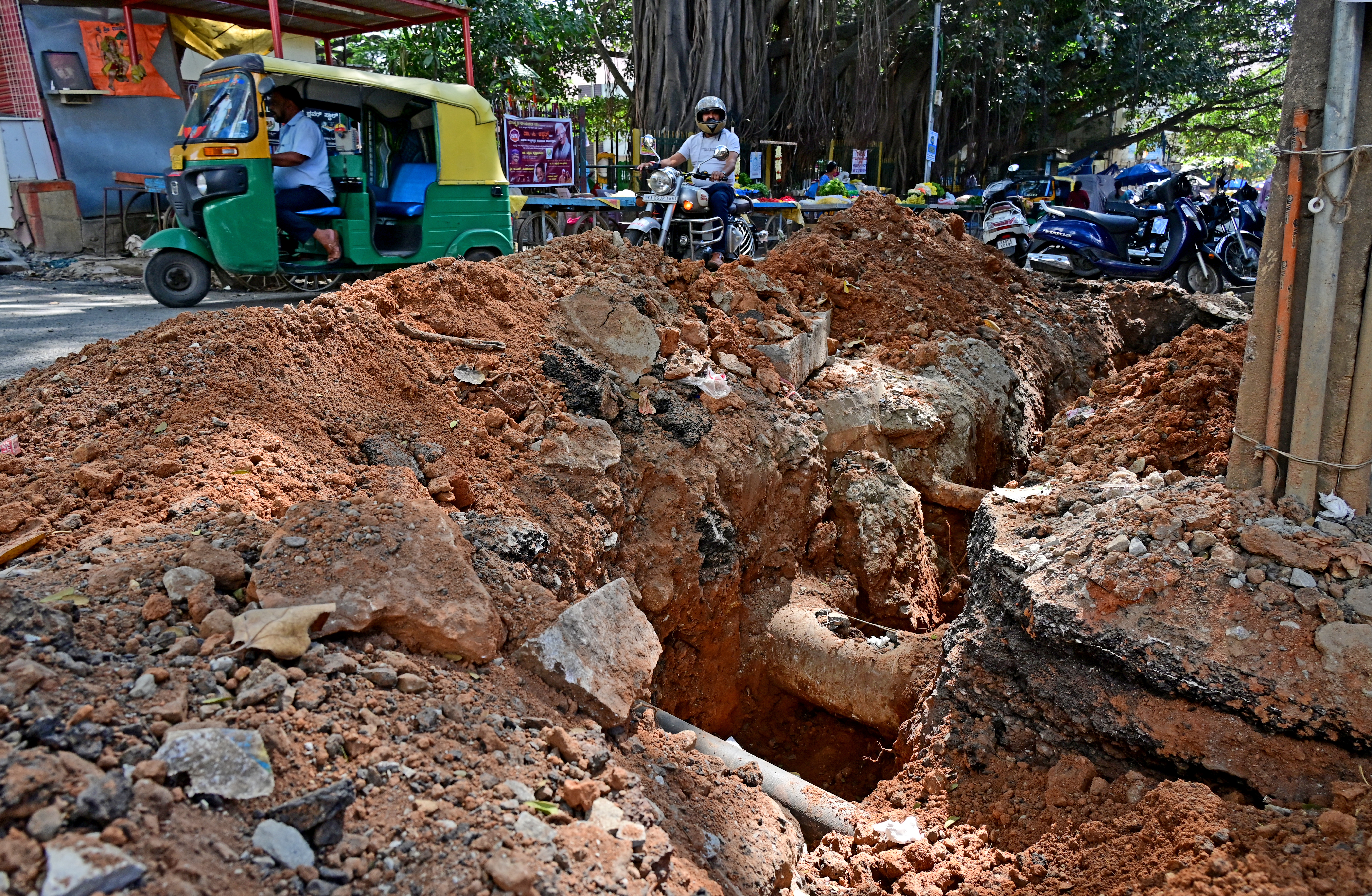 ನಗರದ ಎನ್.ಆರ್. ಕಾಲೊನಿಯಲ್ಲಿ ನೆಟ್ಟಕಲ್ಲಪ್ಪ ವೃತ್ತದಿಂದ ಎನ್.ಆರ್. ಕಾಲೊನಿ–ಕಟ್ಟೆ ಭವನ ರಸ್ತೆಯನ್ನು ಅಗೆದು ಹಾಕಿರುವುದು
ಪ್ರಜಾವಾಣಿ ಚಿತ್ರ: ರಂಜು ಪಿ.