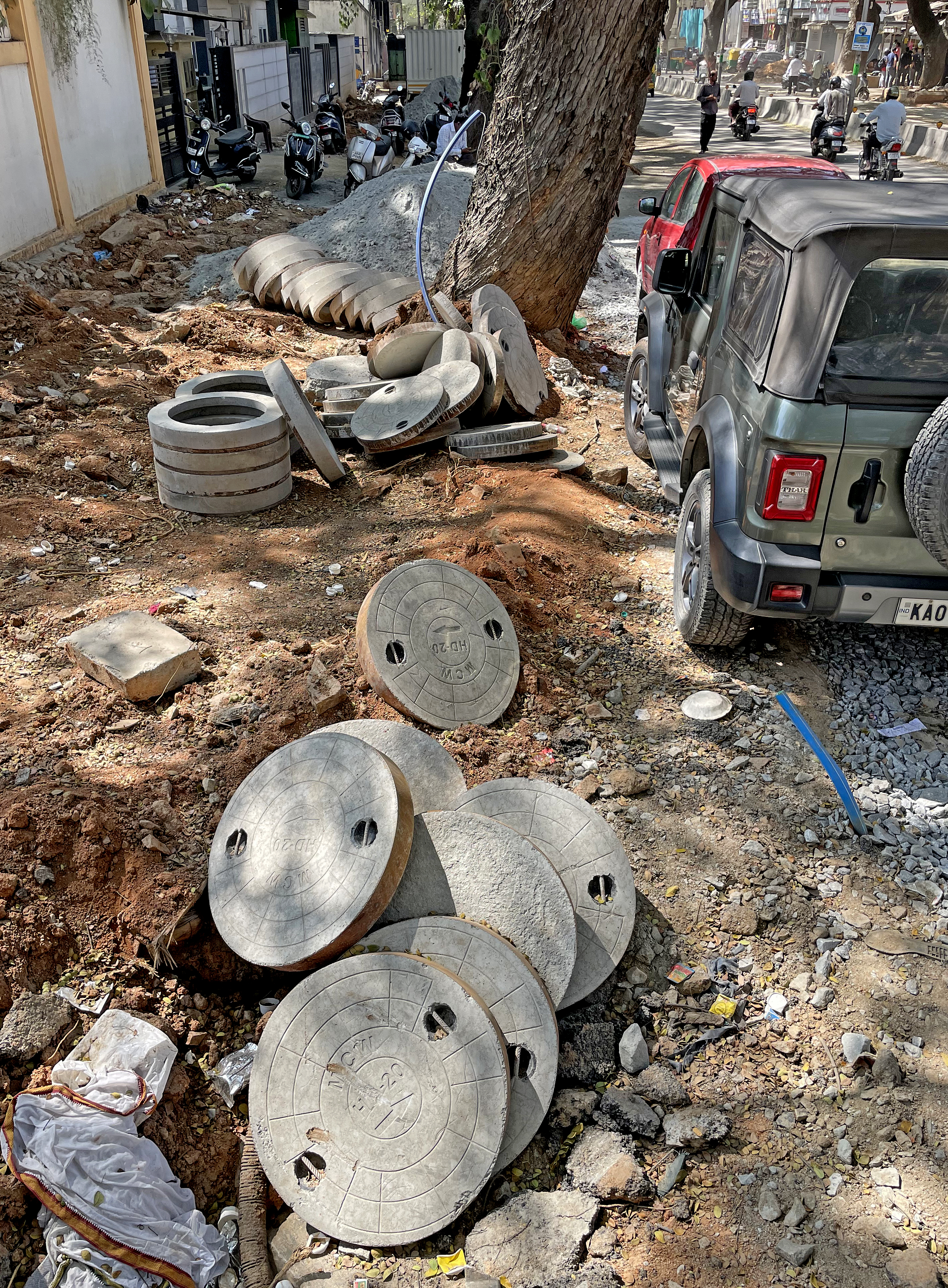 ಎನ್.ಆರ್. ಕಾಲೊನಿಯಲ್ಲಿ ಕಾಮಗಾರಿಗೆ ಬೇಕಾದ ವಸ್ತುಗಳನ್ನು ರಸ್ತೆ ಬದಿ ಹಾಕಿರುವುದು
ಪ್ರಜಾವಾಣಿ ಚಿತ್ರ: ರಂಜು ಪಿ.