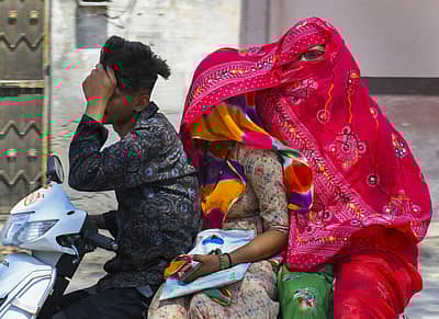 ರಾಜಸ್ಥಾನದ ಬಿರುಬೇಸಿಗೆಯಲ್ಲಿ ಸೂರ್ಯನ ತಾಪದಿಂದ ರಕ್ಷಿಸಿಕೊಳ್ಳುವ ಯತ್ನ