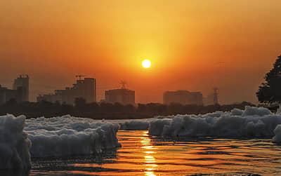 ಸೂರ್ಯಾಸ್ತದ ಸಂದರ್ಭದಲ್ಲಿ ದೆಹಲಿಯ ಯಮುನಾ ನದಿಯಲ್ಲಿ ತೇಲುತ್ತಿರುವ ರಾಸಾಯನಿಕ ನೊರೆ