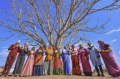 ರಾಜಸ್ಥಾನ ಜೈಪುರದ ಬಾರವಾಡ ಬಳಿ ಮತದಾನಕ್ಕೆ ಹೊರಟವರಿಂದ ಗುರುತಿನ ಪತ್ರ ಪ್ರದರ್ಶನ