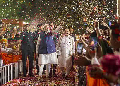 ಲೋಕಸಭಾ ಚುನಾವಣೆಯಲ್ಲಿ ಅಭೂತಪೂರ್ವ ಗೆಲುವಿನ ನಂತರ ಮೂರನೇ ಬಾರಿ ಪ್ರಧಾನಮಂತ್ರಿಯಾದ ನರೇಂದ್ರ ಮೋದಿ ಜನರತ್ತ ಕೈಬೀಸಿದ ಕ್ಷಣ