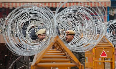 ರೈತರ ದೆಹಲಿ ಚಲೊ ಪ್ರತಿಭಟನಾ ರ್ಯಾಲಿ ತಡೆಯಲು ಟಿಕ್ರಿ ಗಡಿ ಬಳಿ ಪೊಲೀಸರು ಹಾಕಿದ್ದ ಮುಳ್ಳಿನ ತಂತಿಯ ಬೇಲಿ
