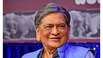ಎಸ್.ಎಂ. ಕೃಷ್ಣ–ಕರ್ನಾಟಕದ ಮಾಜಿ ಮುಖ್ಯಮಂತ್ರಿ ಎಸ್.ಎಂ. ಕೃಷ್ಣ ಡಿಸೆಂಬರ್ 10ರಂದು ನಿಧನರಾದರು. ಅವರಿಗೆ 93 ವರ್ಷವಾಗಿತ್ತು. ಅತ್ಯಂತ ಸಿರಿವಂತ ಕುಟುಂಬದಿಂದ ಬಂದು, ವಿದೇಶಗಳಲ್ಲಿ ಓದಿ ಒಂದು ರೀತಿಯೊಳಗೆ ‘ಫಾರಿನ್ ಗೌಡ’ ಎಂಬ ರೀತಿಯೊಳಗೆ ಬದುಕಿದ ಎಸ್.ಎಂ. ಕೃಷ್ಣ ಅವರು, ನಾಡ ಜನರ ಸಂಕಷ್ಟಗಳಿಗೆ ಕಿವಿಯಾಗಿ, ಬಡವರು–ಮಧ್ಯಮವರ್ಗದವರ ಜೀವನ ಸಹ್ಯವಾಗಬೇಕೆಂದು ಧ್ಯಾನಿಸಿದವರು.