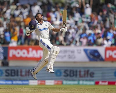 ಭಾರತ ಹಾಗೂ ಇಂಗ್ಲೆಂಡ್ ನಡುವಿನ ಕ್ರಿಕೆಟ್ ಟೆಸ್ಟ್ ಪಂದ್ಯದಲ್ಲಿ 200 ರನ್ ಗಳಿಸಿದ ಯಶಸ್ವಿ ಜೈಸ್ವಾಲ್ ಸಂಭ್ರಮ