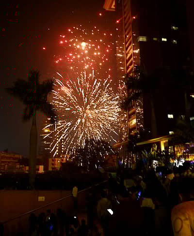 ಬೆಂಗಳೂರಿನ ಯುಬಿ ಸಿಟಿಯಲ್ಲಿ ಮಂಗಳವಾರ ಹೊಸ ವರ್ಷದ ಸ್ವಾಗತದಲ್ಲಿ ಸಿಡಿಮದ್ದಿನ ಸೊಬಗು